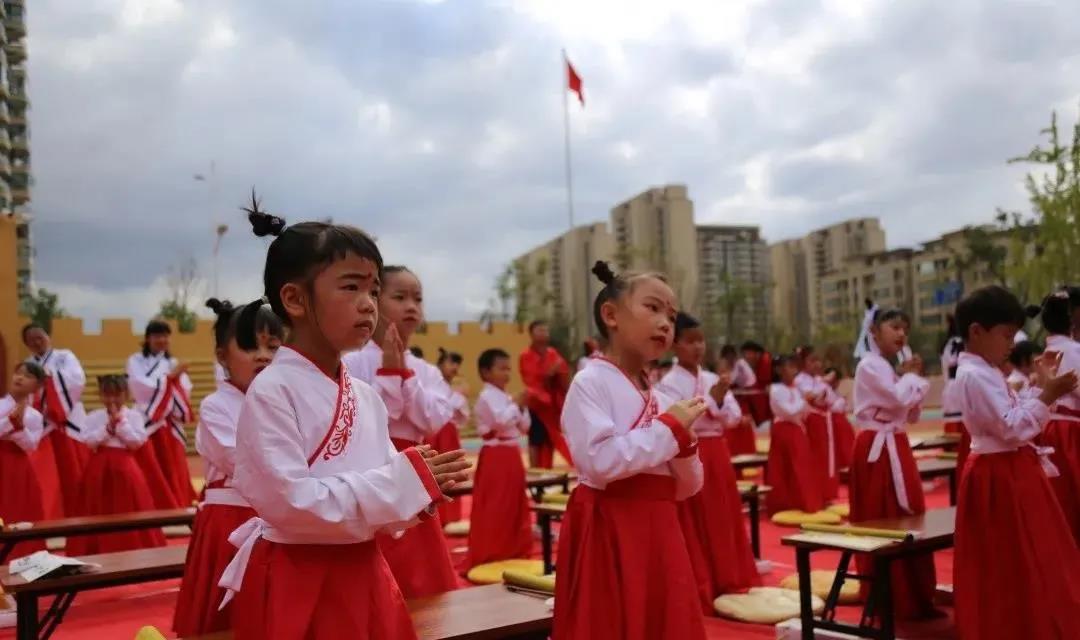 昆明市斗南街道中心幼兒園國(guó)學(xué)畢業(yè)典禮2.jpg